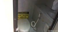 Bedanya mungkin pada toilet. Toilet di bus ini pakai toilet jongkok. Ukuran toiletnya pun cukup besar, jadi tak usah khawatir nggak muat. Ada juga tempat untuk mencuci tangan. Foto: Khairul Imam Ghozali