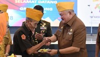  Mengapresiasi para veteran pejuang, Alex memberikan sepiring nasi kuning seraya mengucapkan terima kasih atas perjuangannya membela bangsa.  Foto: instagram @alexnoerdin.id