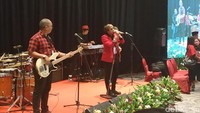 Di sela-sela pembekalan, Ian Kasela menyanyikan lagu Radja (Dika-detik)