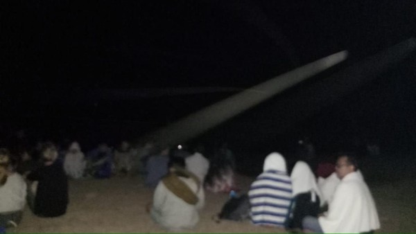 Begini saat turis baik domestik dan mancanegara yang menyelamatkan diri ke atas bukit di Gili Trawangan pada Minggu (5/8) malam (Antik Tri Permana/Istimewa) Begini saat turis baik domestik dan mancanegara yang menyelamatkan diri ke atas bukit di Gili Trawangan pada Minggu (5/8) malam (Antik Tri Permana/Istimewa)