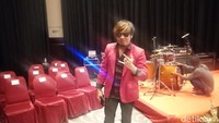Caleg PDIP lainnya dari kalangan artis adalah penyanyi Ian Kasela. Ia tampil dengan jas merah (Foto: Kanavino Ahmad Rizqo/detikcom)