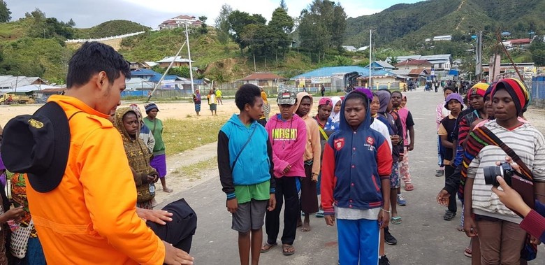 Bersandal Jepit, Anak Pedalaman Papua Latihan Gerak Jalan untuk 17-an Bersandal Jepit, Anak Pedalaman Papua Latihan Gerak Jalan untuk 17-an