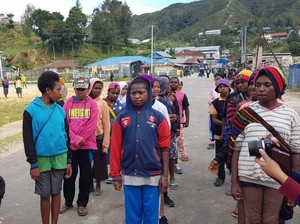 Bersandal Jepit, Anak Pedalaman Papua Latihan Gerak Jalan untuk 17-an