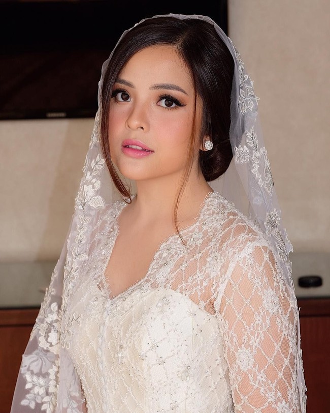 Tasya kembali memilih riasan wajah bernuansa pink yang membuat penampilannya segar. Makeup flawless dengan warna-warna natural ini dikreasikan makeup artist Upan Duvan. Foto: Instagram/@upanduvan