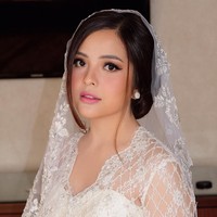 Tasya kembali memilih riasan wajah bernuansa pink yang membuat penampilannya segar. Makeup flawless dengan warna-warna natural ini dikreasikan makeup artist Upan Duvan. Foto: Instagram/@upanduvan