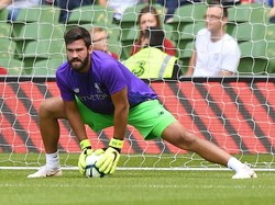 Dalam pertandingan di Aviva Stadium, Minggu (5/8/2018) dinihari WIB, Alisson untuk pertama kalinya tampil dalam seragam Liverpool sejak ditransfer dari AS Roma. Foto: Clodagh Kilcoyne/Reuters