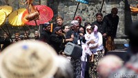 Para sesepuh adat harus menuruti permintaan anak yang diruwat.