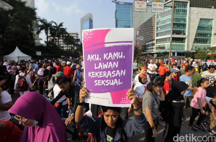Sejumlah aktivis dari Jaringan Muda Setara melakukan aksi di kawasan Bundaran Hotel Indonesia, Jakarta, Minggu (5/8/2018). Dalam aksinya ini, para aktivis ini meminta agar menghapuskan Undang-Undang kekerasan seksual yang berpihak kepada korban. Grandyos Zafna/detikcom