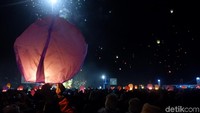 Beberapa wisatawan mengaku sampai berulangkali mencoba menerbangkan lampion. Angin di sekitar Lapangan Pandawa sedikit kencang saat penerbangan berlangsung (Uje Hartono/detikTravel)