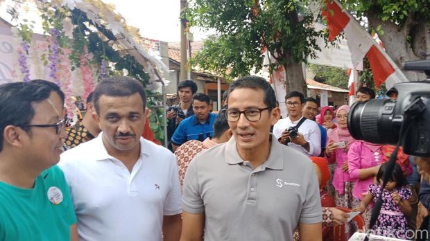 Sandi Datangi Kawinan Warga di Cakung, Pengantin Kaget