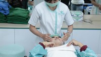 Beberapa tahap perawatan kulit dilakukan istri Ruben Onsu tersebut. Foto: Ismail/detikHOT