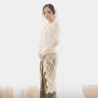 Kebaya putih lace dengan aksen bordir karya Andhita Siswandi membuat penampilan Tasya terlihat anggun dan cantik. Ia memadukannya dengan kain batik klasik. Tak lupa veil panjang yang menambah kesan dramatis. Foto: Instagram
