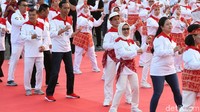 Presiden Jokowi tampak lihai mengikuti gerakan senam poco-poco.