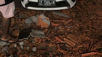 Mobil warga tertimpa reruntuhan Mal Galeria di Kuta, Bali