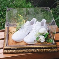 Keperluan pria lainnya yang diberikan Tasya untuk Randi sebagai seserahan balasan adalah sepatu. Sneakers putih adidas diberikannya untuk melengkapi penampilan casual Randi. Foto: Instagram/@seserahanindonesia