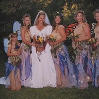 Penampilan bridesmaid yang mirip Tinkerbell dari cerita Peter Pan. Foto: Dok. Bored Panda