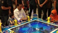 Presiden Jokowi menemani cucunya bermain di Trans Studio Mini Transmart Bogor Yasmin. 