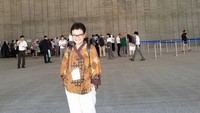Ia meraih SH dari Unpad Bandung pada 1990. Style mengajarnya menghilangkan kesan ilmu hukum yang berat dan kolotan.