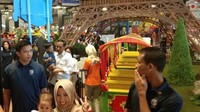 Jokowi berkeliling Trans Studio Mini Transmart Bogor Yasmin dengan menggendong cucunya.