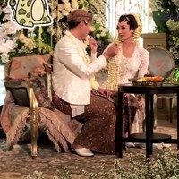 Dulang-dulangan atau suap-suapan. Mempelai pria dan wanita akan saling menyuapi sebanyak tiga kali. Tujuannya agar kedua mempelai selalu rukun dan tolong menolong dalam bahtera rumah tangga.Foto: Instagram Story