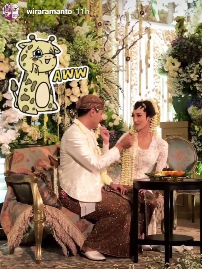 Dulang-dulangan atau suap-suapan. Mempelai pria dan wanita akan saling menyuapi sebanyak tiga kali. Tujuannya agar kedua mempelai selalu rukun dan tolong menolong dalam bahtera rumah tangga.Foto: Instagram Story