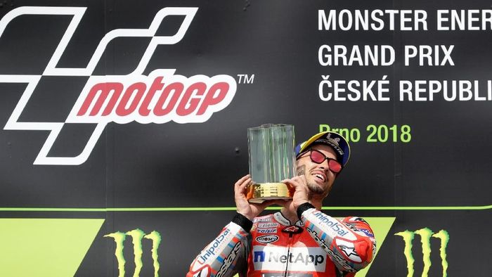 Andrea Dovizioso mengangkat trofi kemenangan MotoGP Republik Ceko di Sirkuit Brno, Minggu (5/8/2018). (Foto: David W Cerny/Reuters) Andrea Dovizioso mengangkat trofi kemenangan MotoGP Republik Ceko di Sirkuit Brno, Minggu (5/8/2018). (Foto: David W Cerny/Reuters)