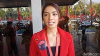 Pembekalan caleg PDIP ini juga diikuti bacaleg dari kalangan Angel Karamoy. Dia hadir memakai blazer merah dengan lambang PDIP (Foto: Kanavino Ahmad Rizqo/detikcom)