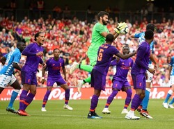 Main sebagai starter, Alisson tampil penuh selama 90 menit. Foto: Clodagh Kilcoyne/Reuters