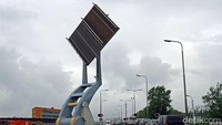 Jembatan Slauerhoffbrug merupakan salah satu jembatan yang sangat aneh. Jembatan ini ada di Leeuwarden Belanda. Karena banyaknya sungai yang mengalir di seluruh Belanda dan lalu lintas kapal setinggi volume kendaraan. Negara membutuhkan jembatan yang dapat dengan cepat menaikkan dan menurunkan dirinya sendiri untuk menguntungkan lalu lintas jalan dan sungai. Dibangun pada tahun 2000 dari besi dan baja, jembatan ini bisa dinaikkan dan diturunkan 10 kali sehari dengan menggunakan hidrolik. Istimewa/List25.