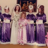 Pengiring pengantin, atau paduan suara yang bernyanyi di perayaan Hari Natal? Foto: Dok. Bored Panda