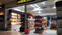 Tampak beberapa barang di toko suvenir berjatuhan (Foto: Dok Istimewa)