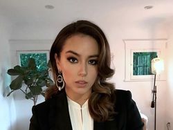 Potret Chloe Bennet, Pacar YouTuber Rusuh Logan Paul