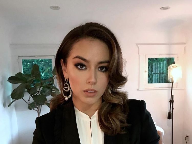 Potret Chloe Bennet, Pacar YouTuber Rusuh Logan Paul