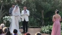 Aryo Djojohadikusumo menikah dengan Sachi Sophia di Bali pada Sabtu (4/8). Saat prosesi pernikahan, Aryo tampak memakai jas putih sementara Sachi memakai gaun putih dengan veil (Foto: Instagram Erika Jennings)