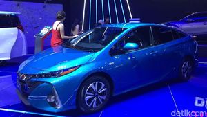 Dibanderol Rp 800 Jutaan, Toyota Mulai Jual Prius PHEV di RI