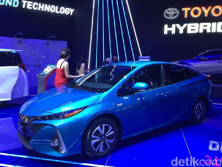 Dibanderol Rp 800 Jutaan, Toyota Mulai Jual Prius PHEV di RI