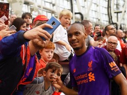 Fabinho menyempatkan diri berfoto bersama suporter usai pertandingan. Foto: Clodagh Kilcoyne/Reuters