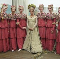 Seperti para penari latar yang akan maju pentas di pertunjukan teater. Foto: Dok. Bored Panda