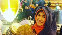 Neno Warisman dikenal sebagai penyanyi sekaligus bintang fim era 80an. Kini ia lebih aktif berdakwah, aktivis, dan motivator. Wanita berusia 54 tahun ini, ternyata juga gemar dengan buah durian. Foto: Instagram @nenowarismanofficial