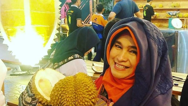 Lahapnya Neno Warisman Saat Cicip Durian dan Makan Siang Bersama Prabowo