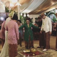 Sebelumnya, Panji dan Varsha melangsungkan ritual pernikahan dengan adat Jawa. Ini merupakan proses injak telur. Dimaknai sebagai harapan agar pengantin memiliki keturunan. Setelah injak telur, pengantin wanita akan membasuh kaki pengantin pria, perlambang kesetiaan. Foto: Instagram Story/@wiraramanto