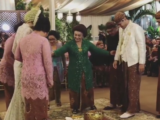 Sebelumnya, Panji dan Varsha melangsungkan ritual pernikahan dengan adat Jawa. Ini merupakan proses injak telur. Dimaknai sebagai harapan agar pengantin memiliki keturunan. Setelah injak telur, pengantin wanita akan membasuh kaki pengantin pria, perlambang kesetiaan. Foto: Instagram Story/@wiraramanto