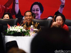 Jokowi Tertawai Isu Earpiece: Pegang Kuping Nggak Boleh Toh?
