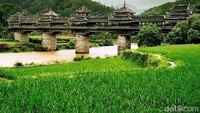 Jembatan Chengyang di China ini tersembunyi di antara sawah dan pegunungan. Jembatan ini membentang di Sungai Linxi, Provinsi Guangxi. Dibangun pada tahun 1916 oleh orang-orang Dong, sebuah etnis minoritas di China. Jembatan ini memiliki lima bangunan pagoda terpisah dengan beranda dan paviliun. Arsitektur tradisional China membuat struktur yang tampak unik dan khas. Istimewa/List25.