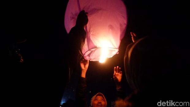 Ribuan Lampion Terangi Langit Dieng saat DCF