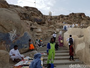 Mitos Sesat dan Foto-foto Bertebaran di Jabal Rahmah