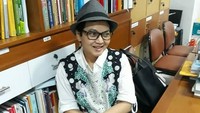 Sehari-hari mengajar, gaya Prof Susi tetap nyentrik kekinian. Ia sudah terbiasa dikira mahasiswa di kampus itu.