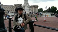 Prof Susi Dwi Harijanti di Inggris di sela-sela acara. Simpel dan ringan.