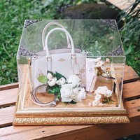 Randi memberikan Tasya Kamila tas dari brand Coach. Sling bag berwarna putih dengan hiasan bunga itu diberikan dengan tambahan satu set parfum Coach. Foto: Instagram/@seserahanindonesia