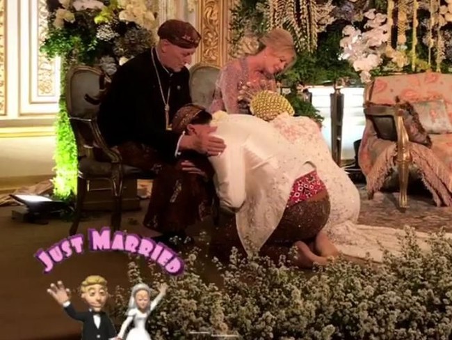 Sungkeman, bentuk penghormatan terhadap orang tua dan sesepuh. Sambil sungkeman, biasanya akan diikuti nasihat serta restu dari orang tua, agar kedua mempelai dapat menjalani kehidupan pernikahan yang baik dan langgeng. Foto: Instagram Story/@wiraramanto